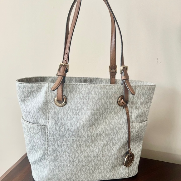 Michael Kors handbag - Picture 1 of 2
